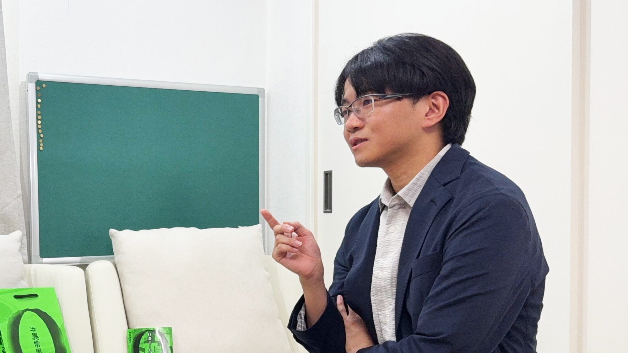 周遊謎を紹介する角谷(謎)
