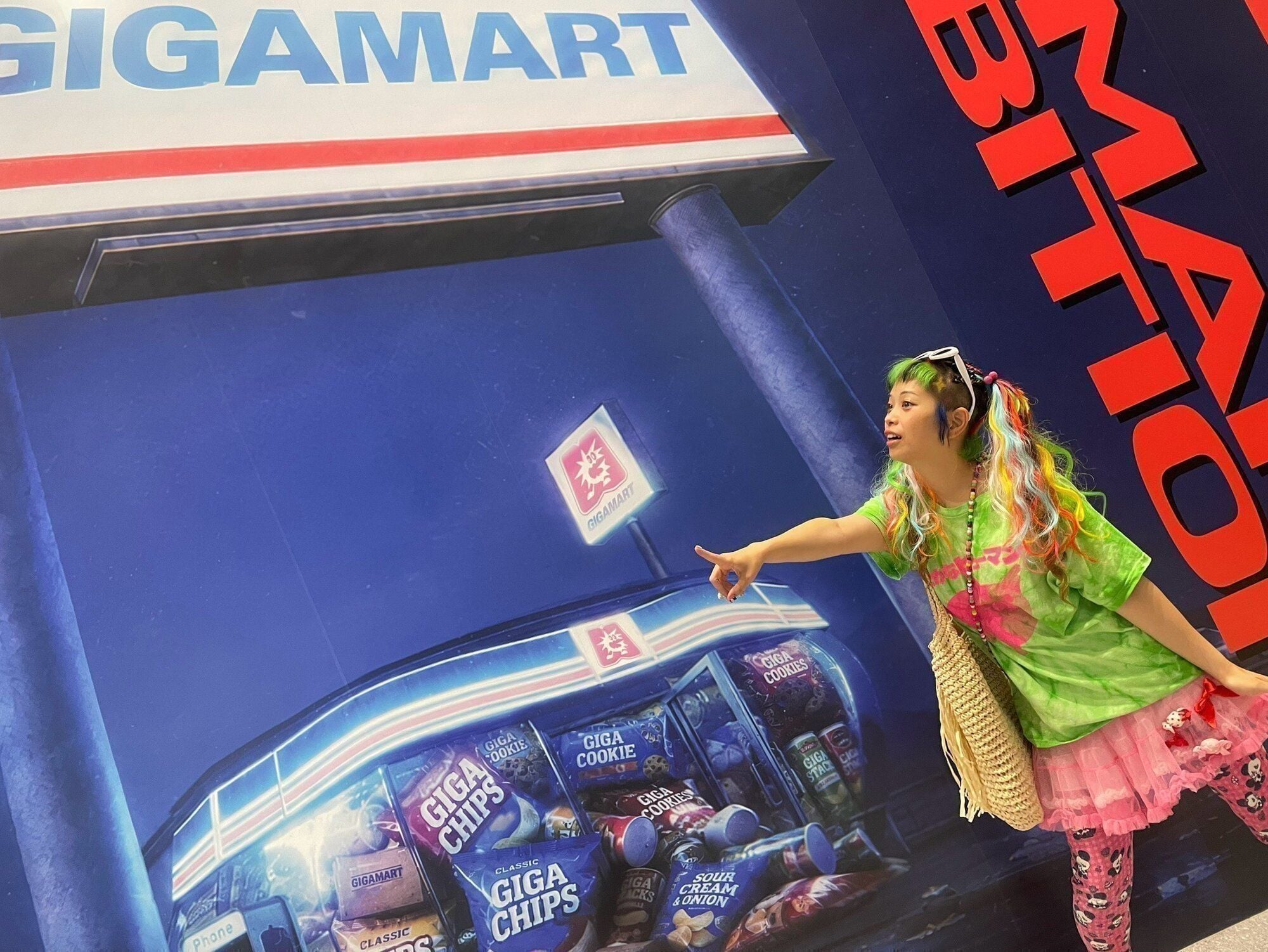 壁一面に再現された巨大なGIGAMARTの店舗
