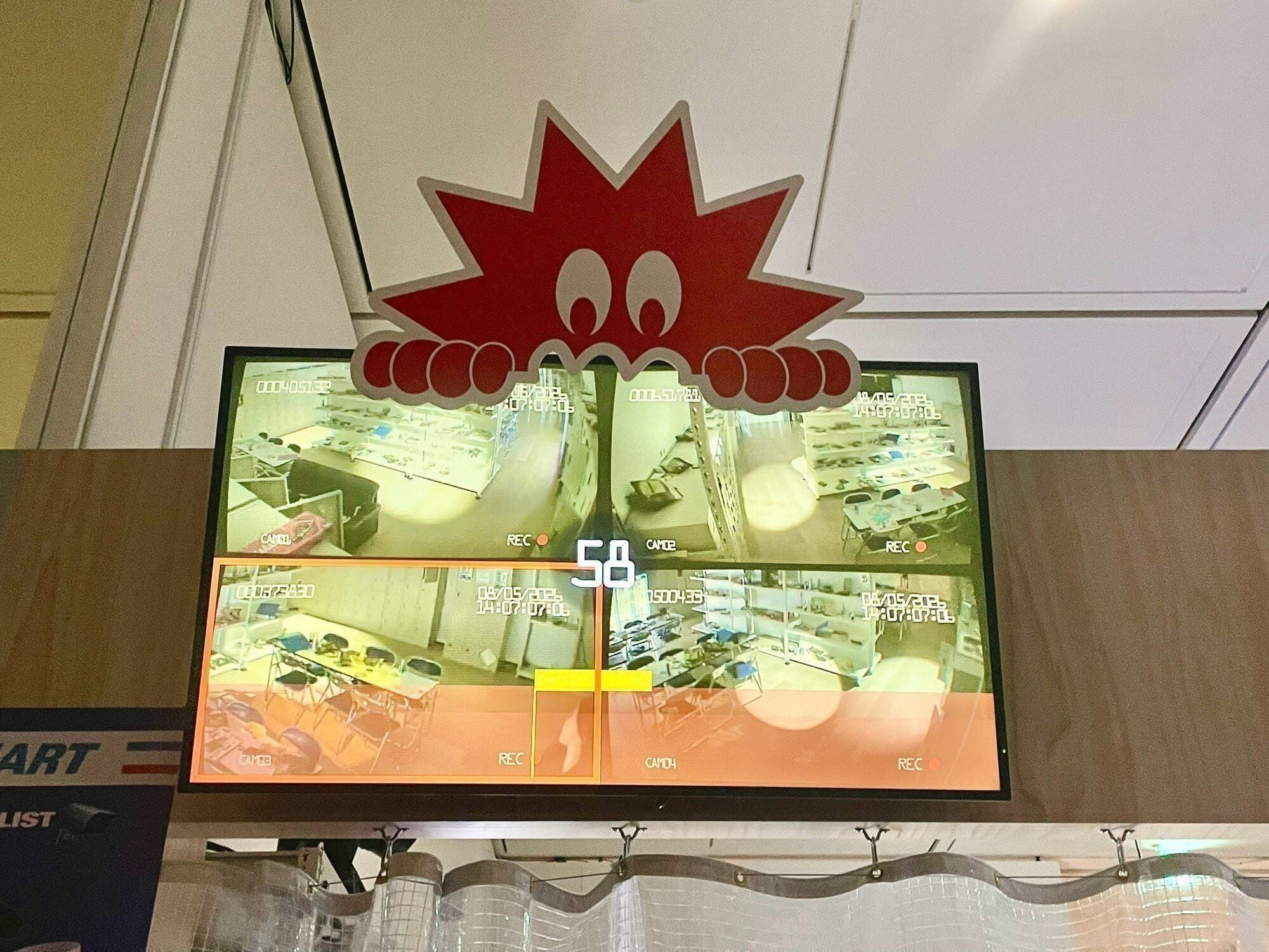 店内の監視カメラの映像が映し出されたモニター