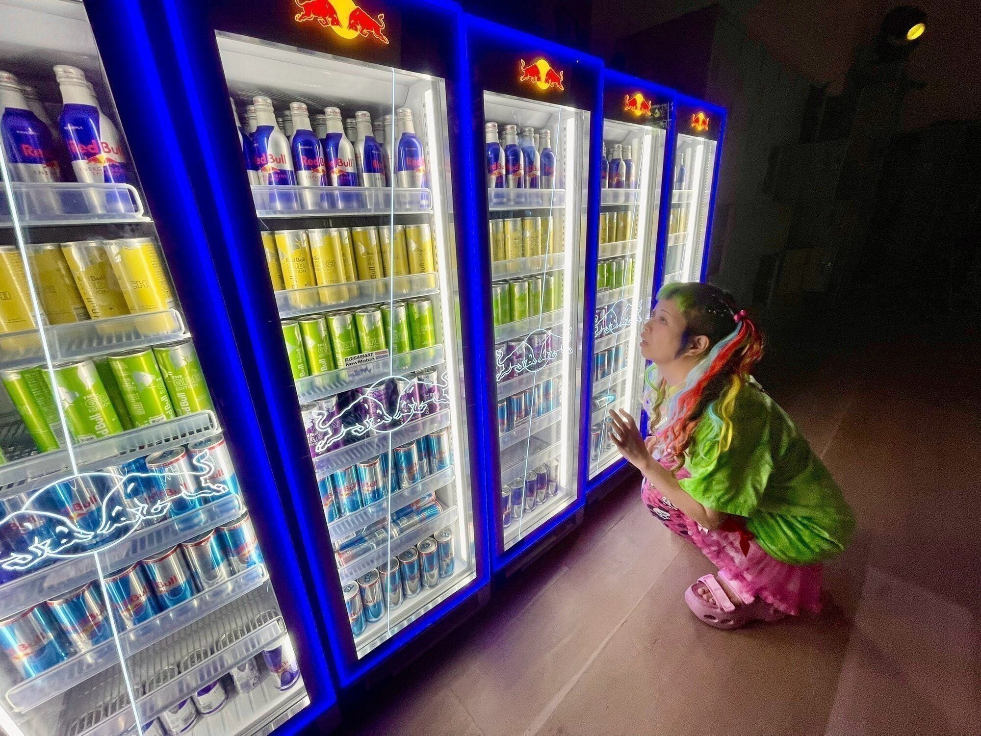 ずらりと並んだドリンクの冷蔵ケースを下見する様子