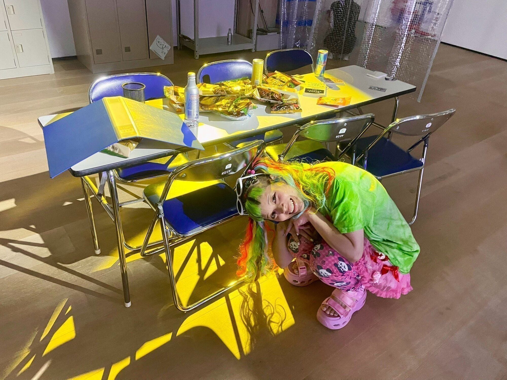 従業員控室エリアで机の下に隠れる