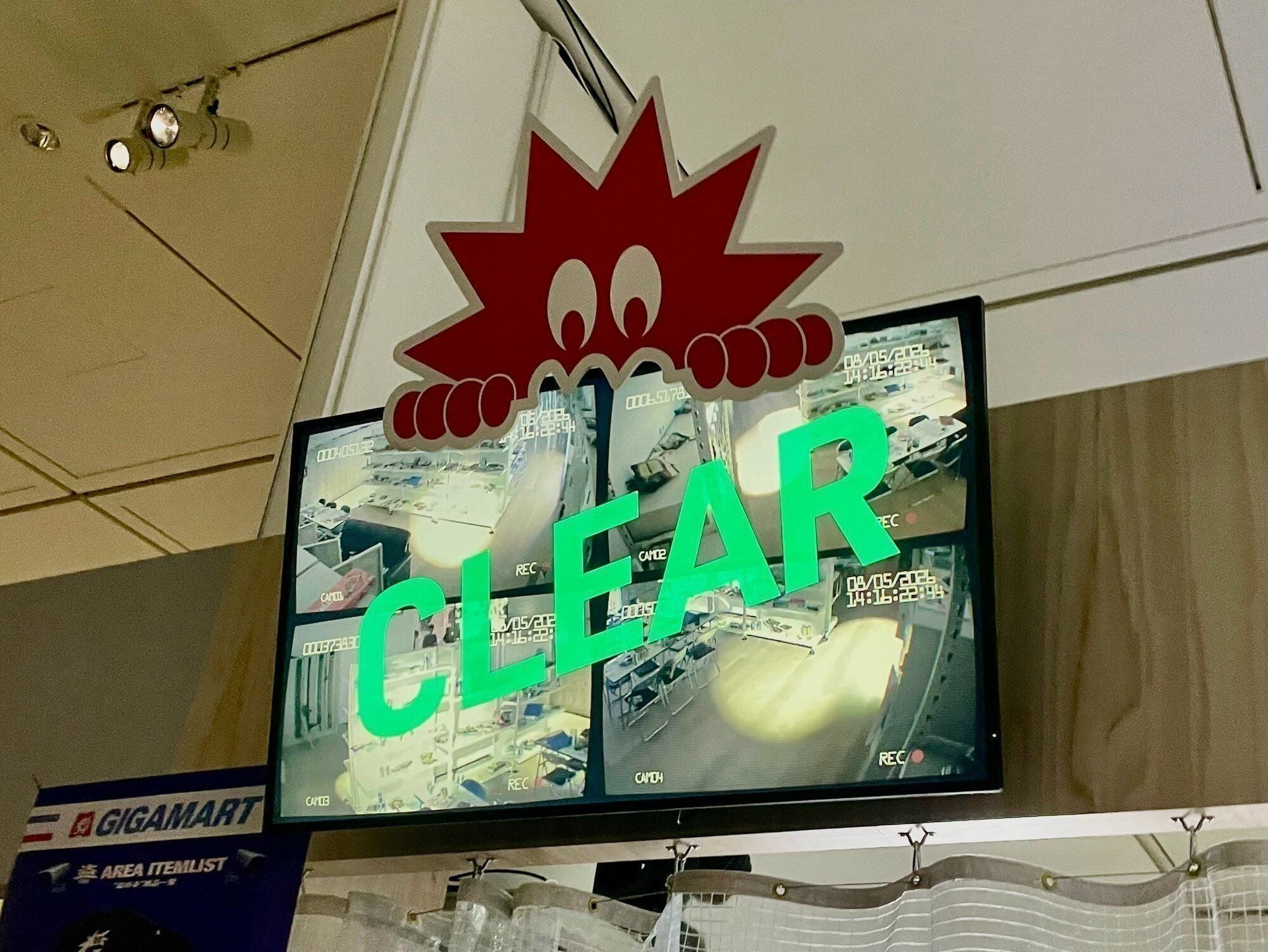 モニターに表示された「CLEAR」の文字