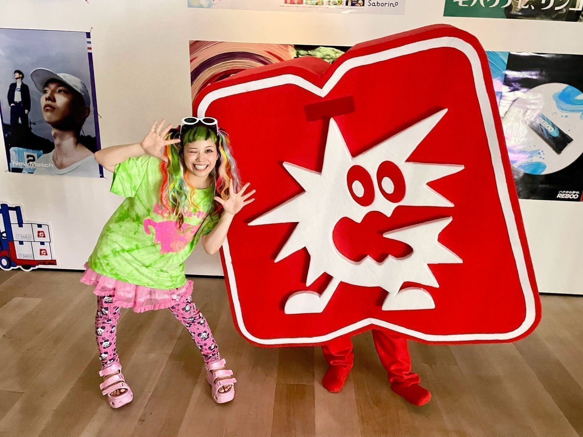 ギガマートのキャラクターパネルと記念撮影