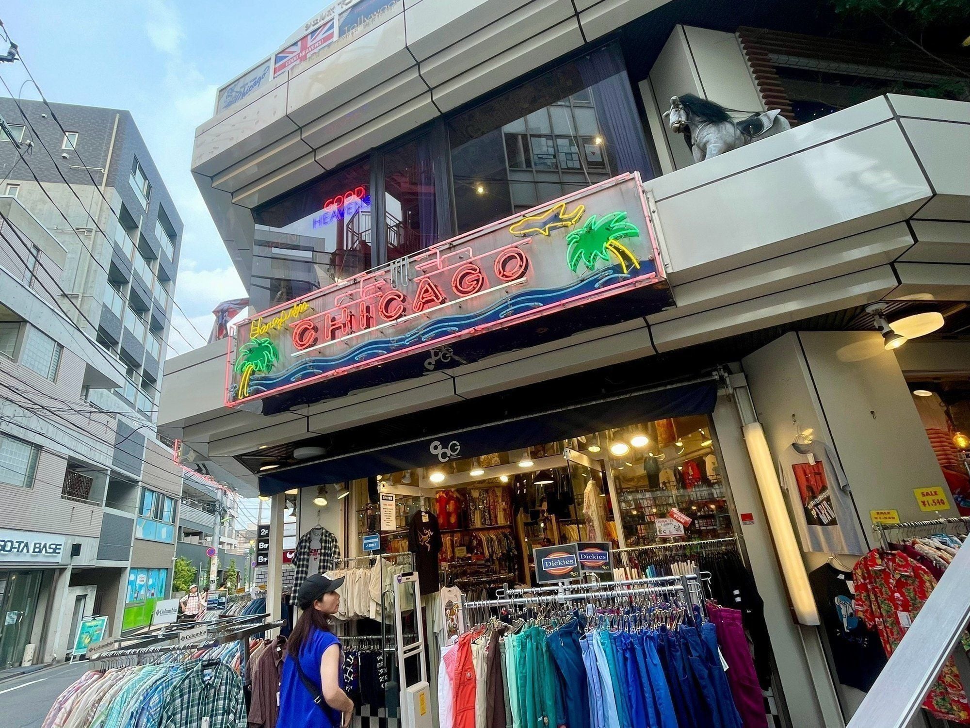 下北沢の古着屋が並ぶ通り