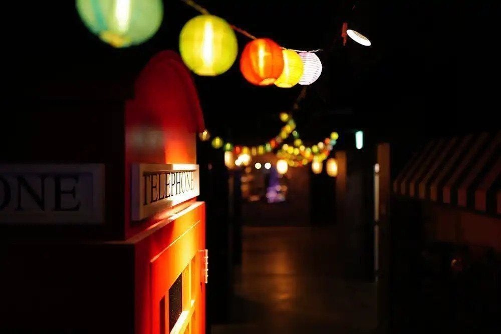 提灯の灯りに照らされた店内
