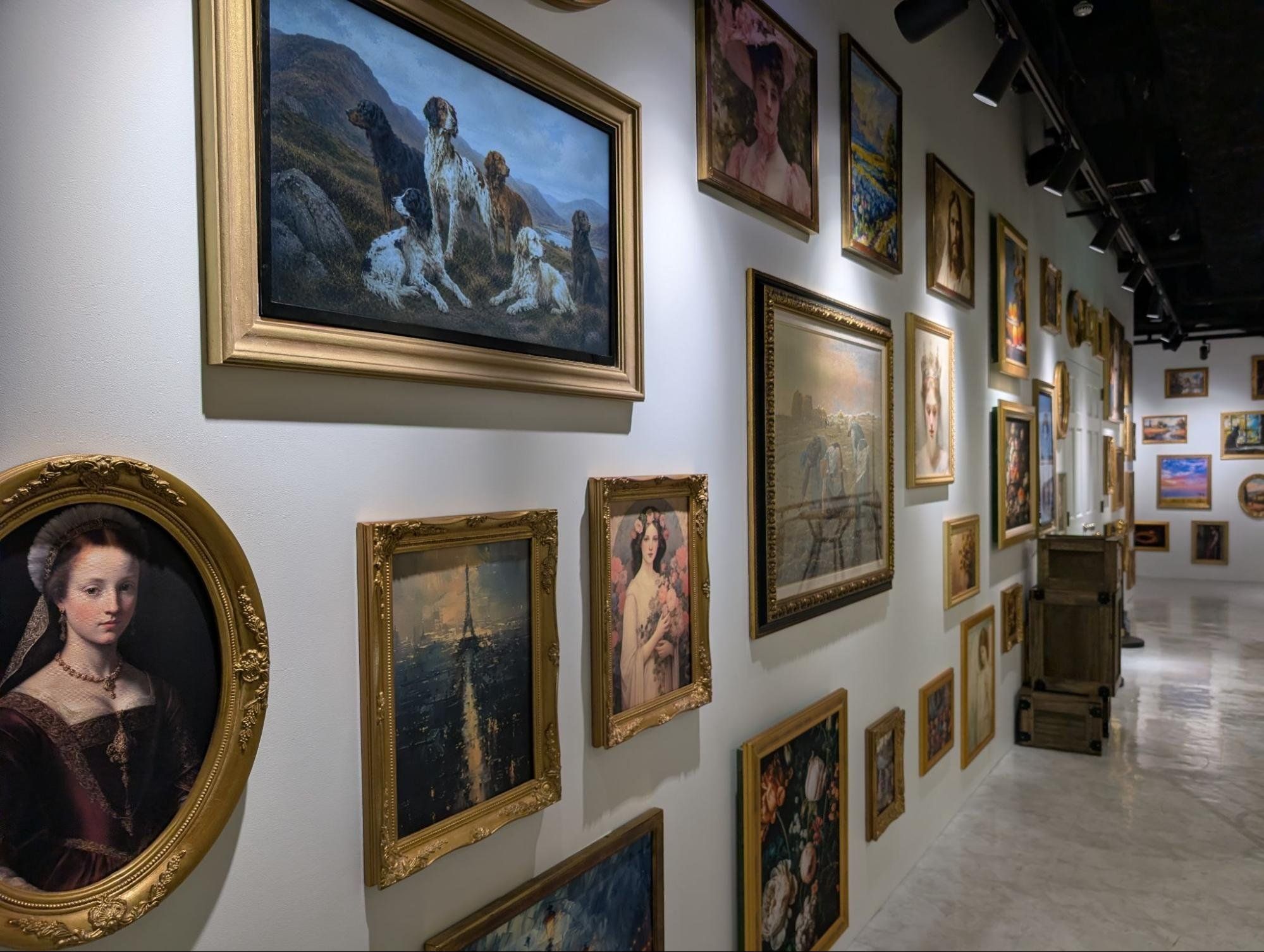 絵画がずらりと並ぶ「NANICA-NAGOYA-」の館内