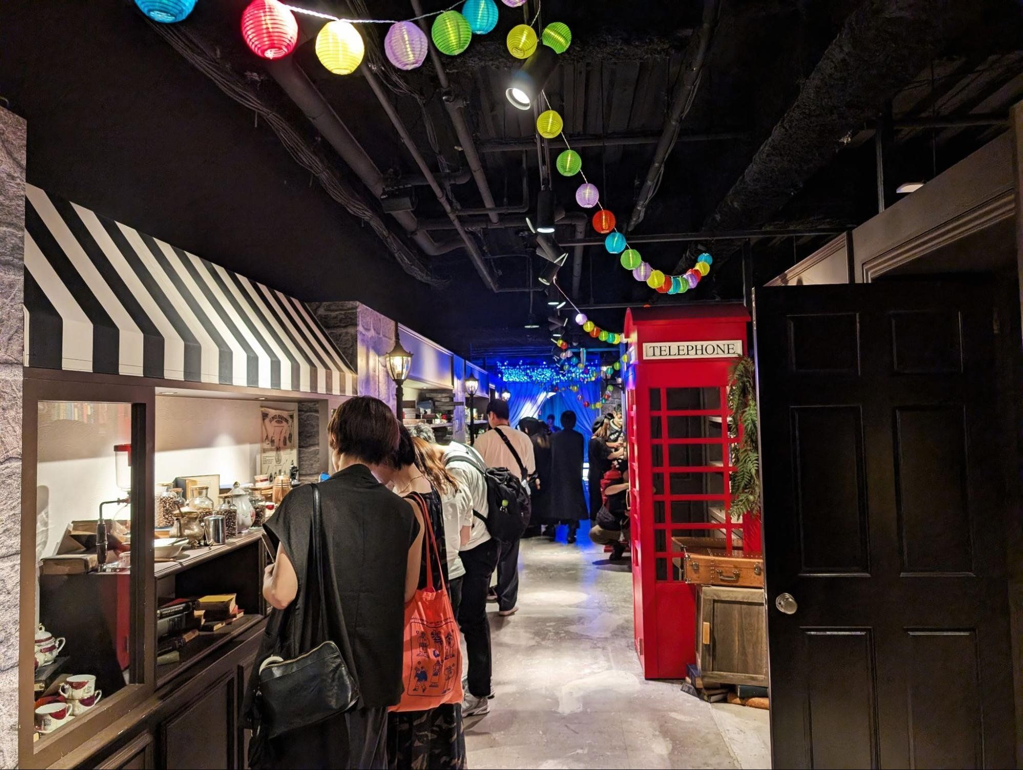 たくさんのお客さんで賑わう魔法商店街