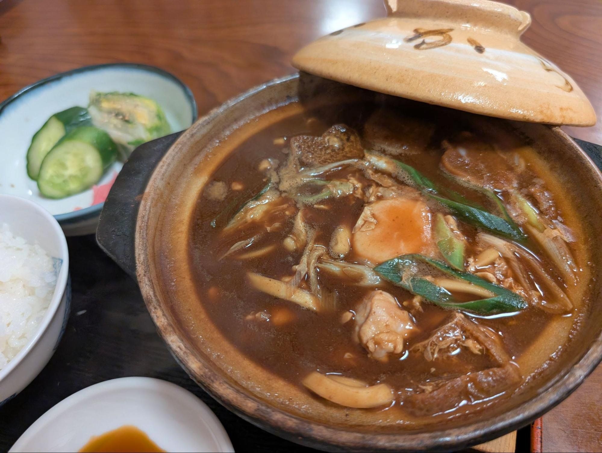 卵と鶏肉が入った「親子にこみ」