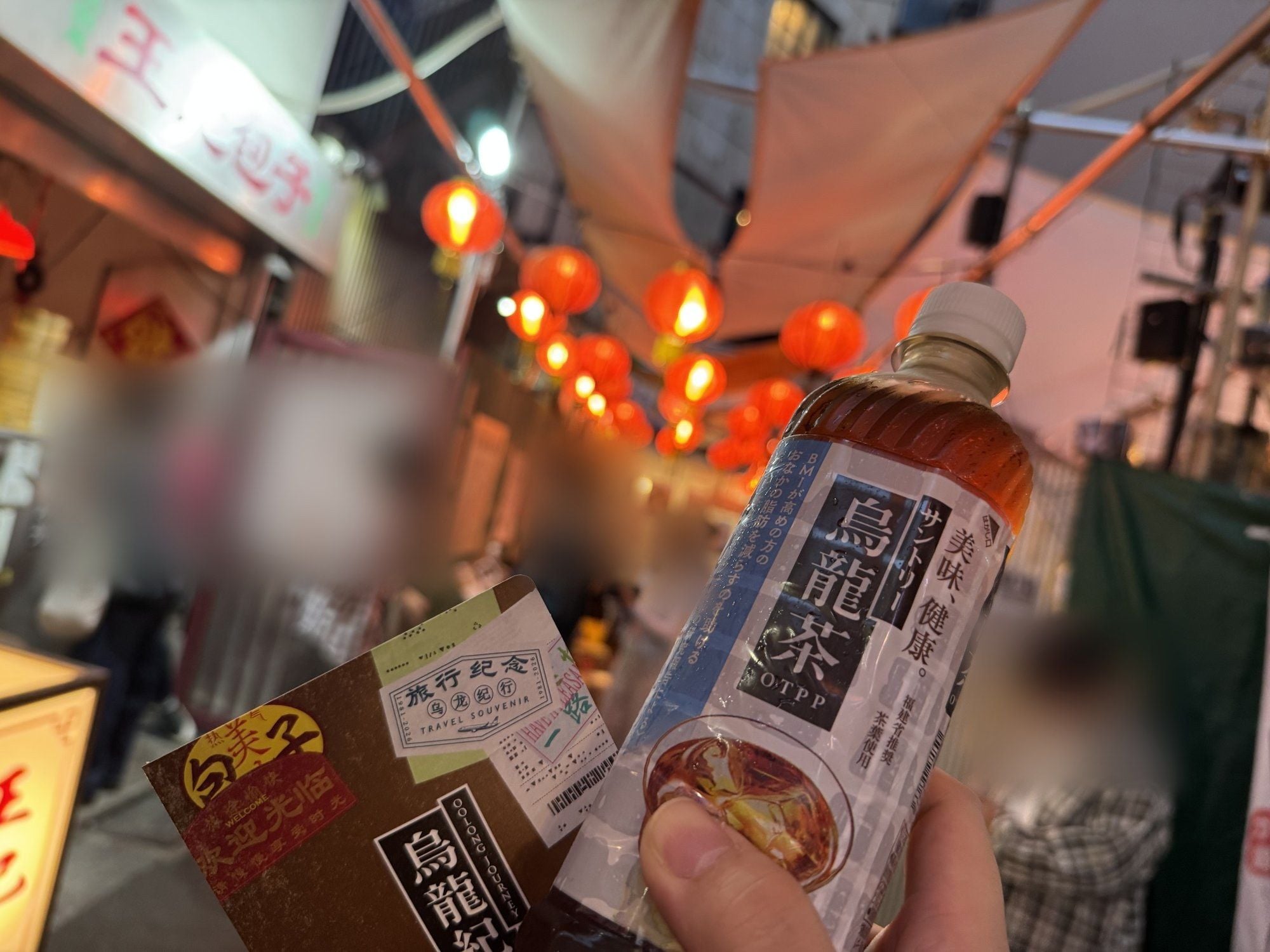 烏龍茶を握りしめて、いざ路地の奥へ