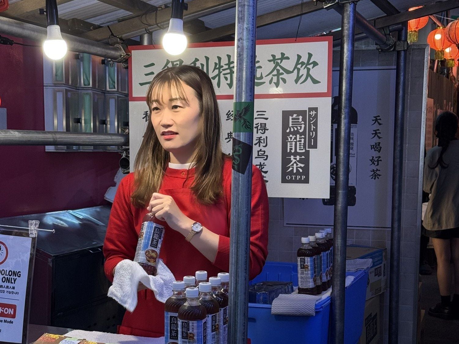 烏龍茶を渡してくれるお姉さん