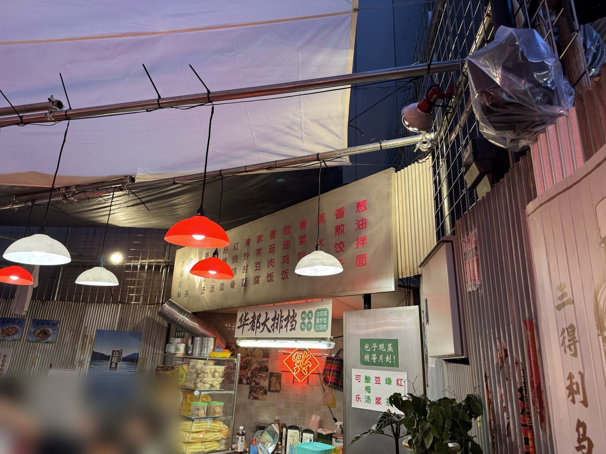 屋台食堂のまわりもにぎやか