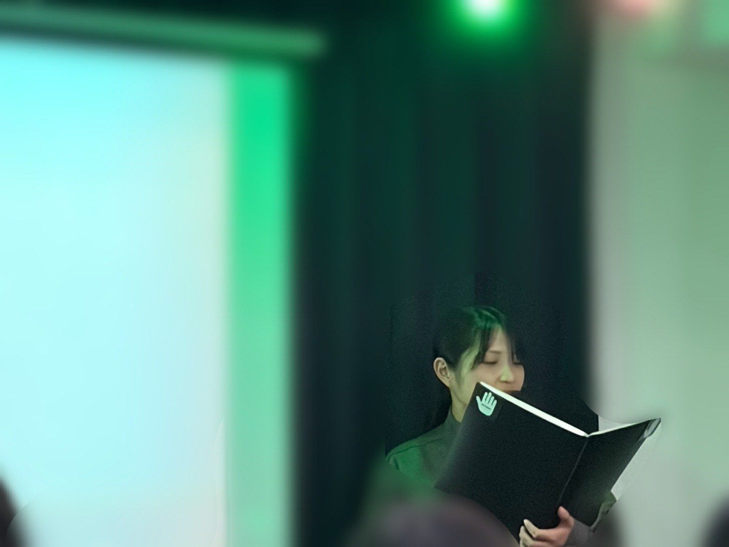 公演の説明をする司会の増田さん