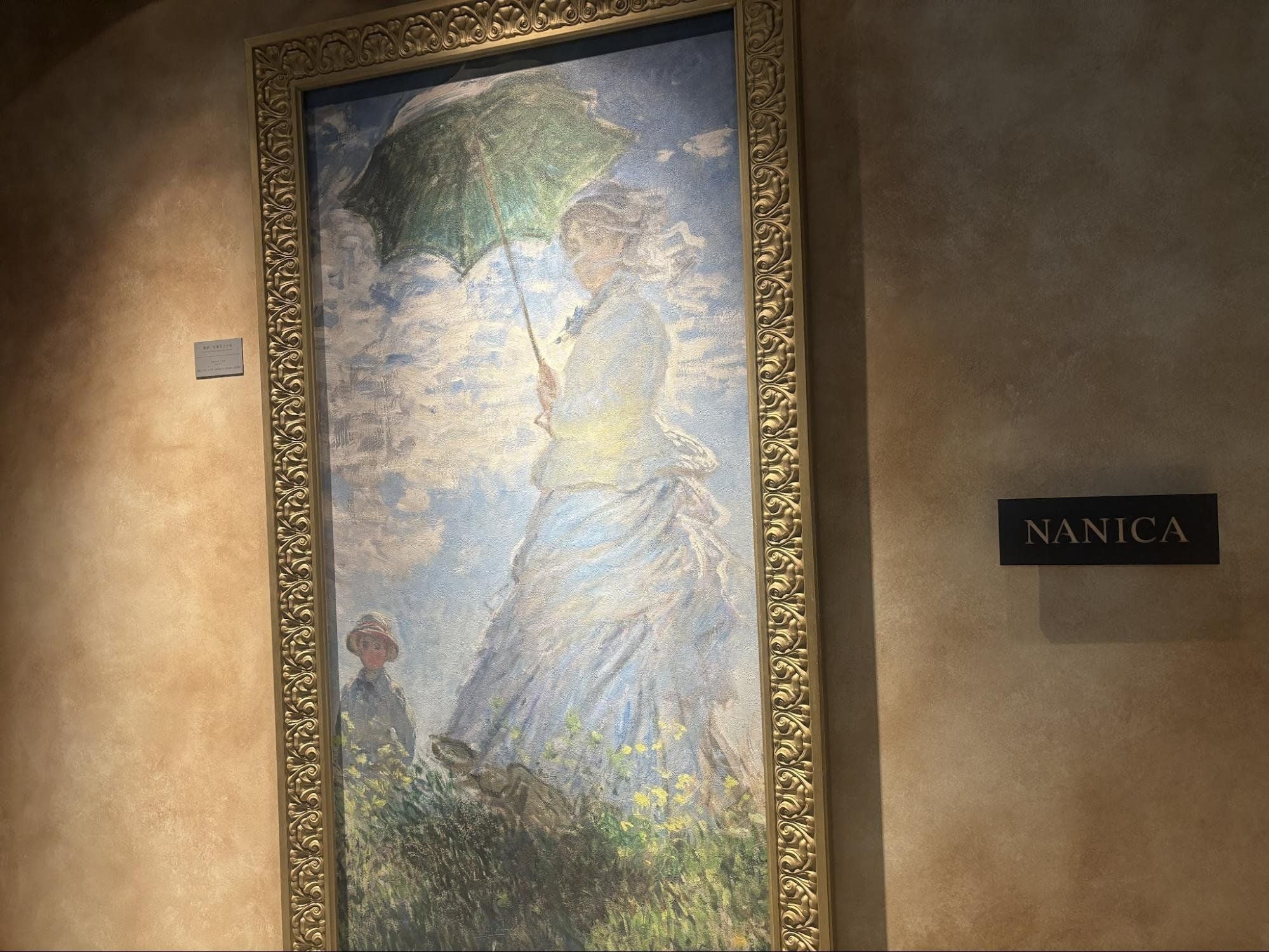 入り口の大きな絵画